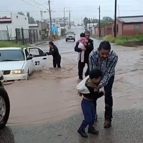 Rescatan a familia de arroyo en Magdalena de Kino, iban en taxi